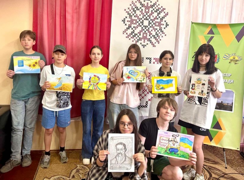 У центрі підтримки мешканців Торецької громади у м. Кременчук діти взяли участь у заході, присвяченому Дню Конституції України: малювали державні символи України, створювали патріотичні листівки.