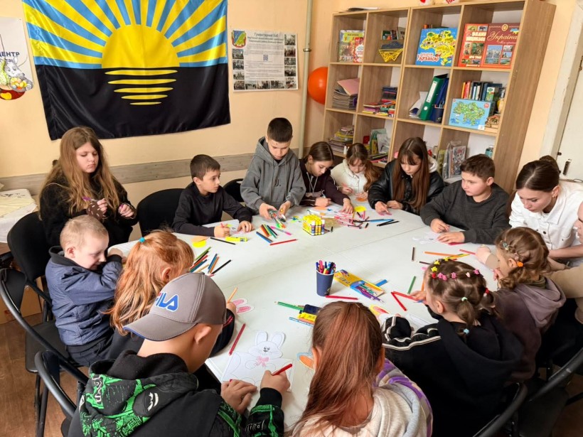 Під час розважального заходу «Стежками весни: назустріч Великодню» діти розмальовують чудових кроликів.