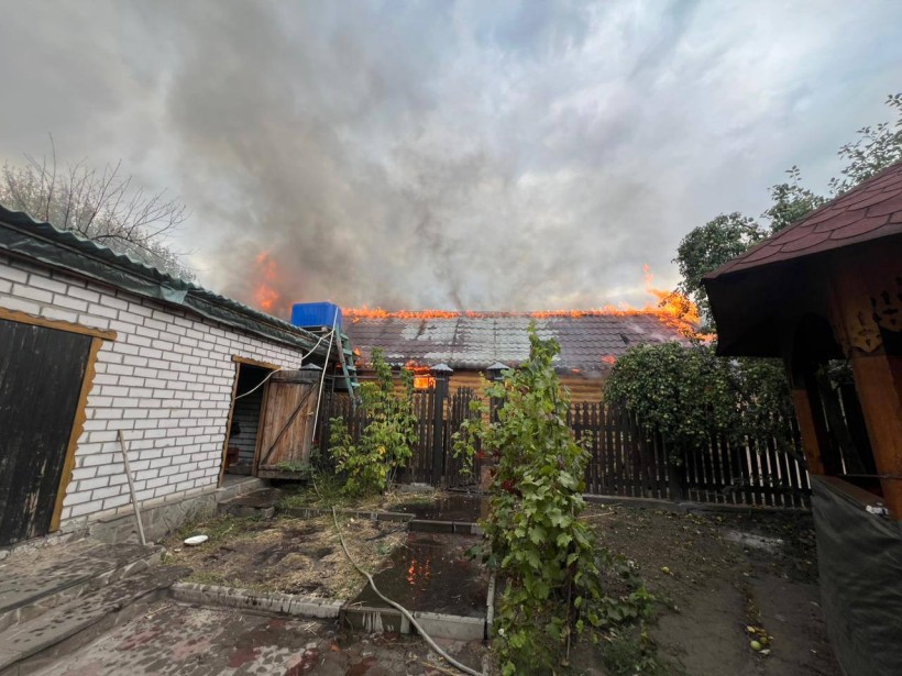 Палаючий будинок після ворожого обстрілу