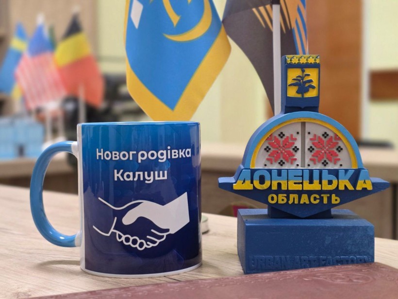 Сувенірна продукція: чашка з написом про партнерство Новогродівки та Калуша та стела Донецької області