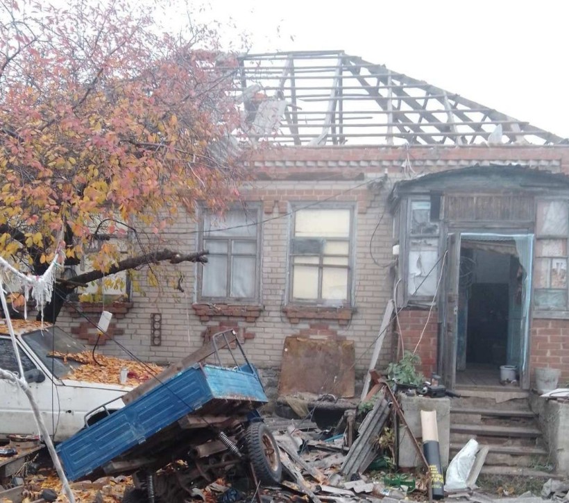 Зруйнований будинок після ворожого обстрілу