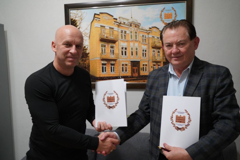 Вадим Філашкін тримає підписаний Меморандум разом з Президентом НАМН Василем Лазоришинцем