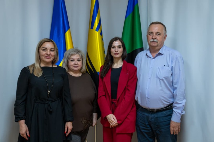 Керівниця апарату облдержадміністрації Олександра Журавель та директорка департаменту соціального захисту населення облдержадміністрації Олена Токарева з працівниками хабу