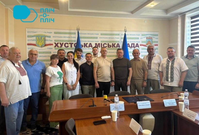 Представники міст Краматорськ та Хуст. Спільне фото. Позаду банер міста Хуст.