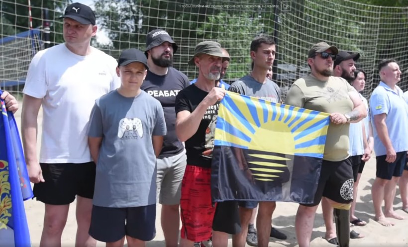 Представники громад та ветеранських організацій вшанували пам'ять загиблих бійців волейбольним турніром.