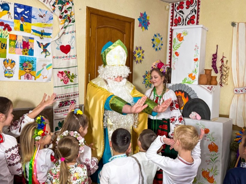 Під час українських вечорниць «По-нашому», які відбуваються у центрі підтримки ВПО Краматорського району «МиРазом», діти з Донеччини зустрічаються зі Святим Миколаєм