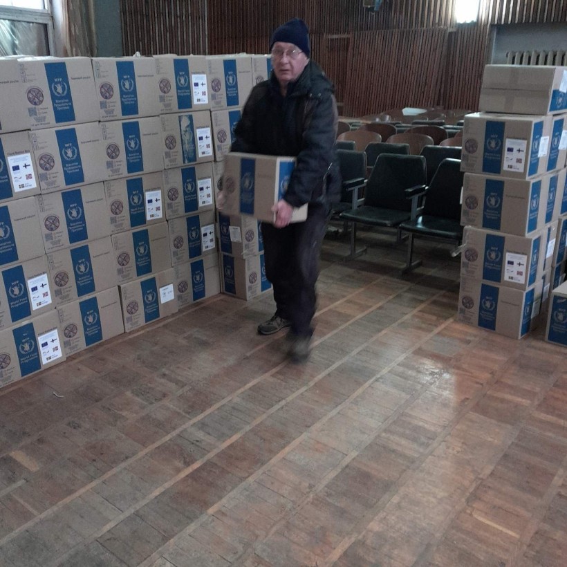 Коробки з гуманітарною допомогою