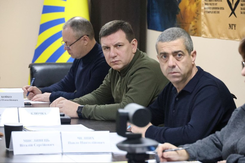 Ігор Бойко, Юрій Ключка та Павло Челпих під час Ради оборони Донецької області