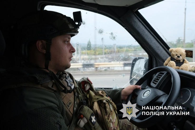 Поліцейський кермує евакомобілем