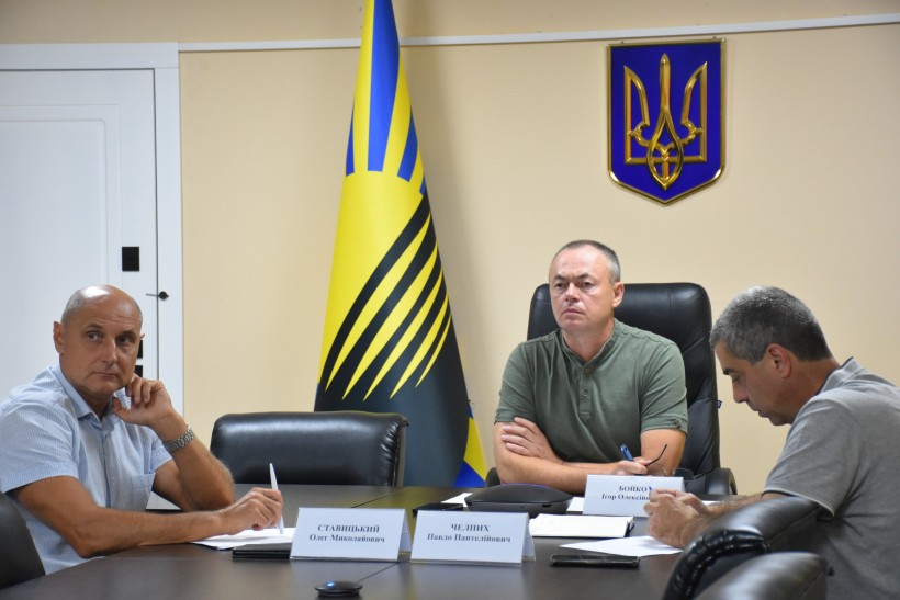 Учасники наради. В голові стола сидить Ігор Бойко. Позаду прапори України та Донеччини.