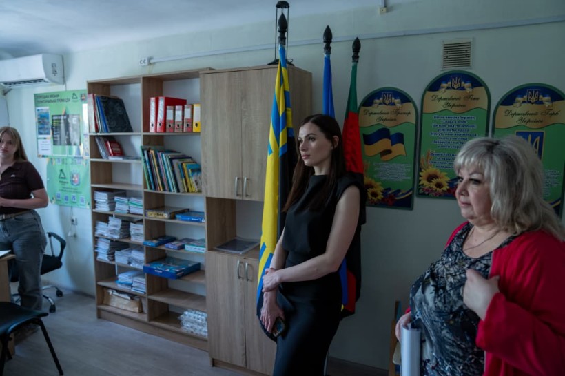 Керівниця апарату облдержадміністрації Олександра Журавель та директорка департаменту соціального захисту населення облдержадміністрації Олена Токарева у гуманітарному хабі