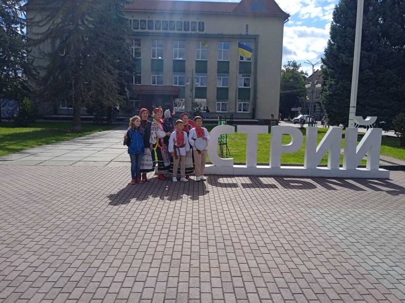 Співаки з добропільського театру народної пісні «Берегиня» музичної школи №1 виступають на святах у Стрию