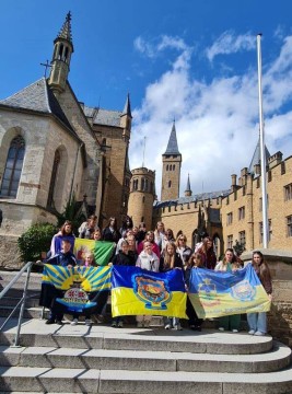 Група українських дітей в Німеччині біля замку Гогенцоллерн