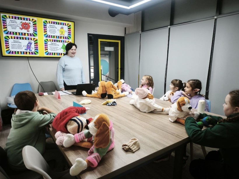 Психолог проводить групове заняття з дітьми