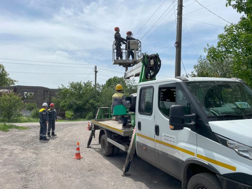 Співробітники ДТЕК за допомогою підйомника ремонтують електромережі.