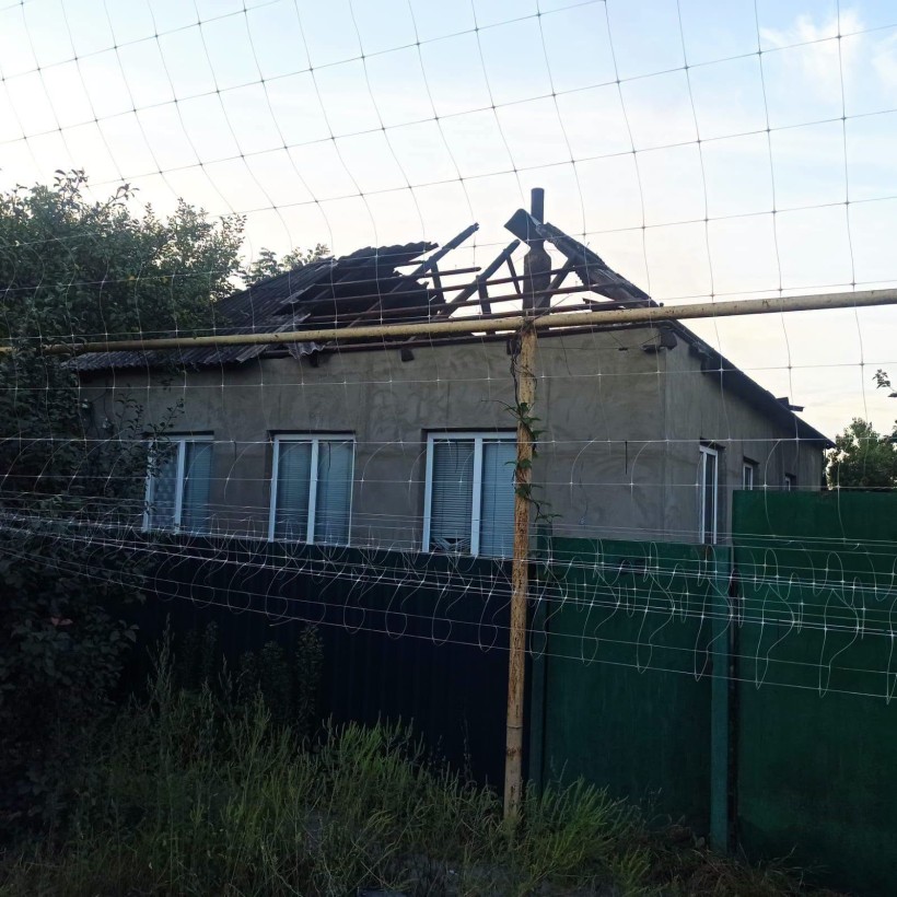 Пошкоджений будинок після ворожого обстрілу