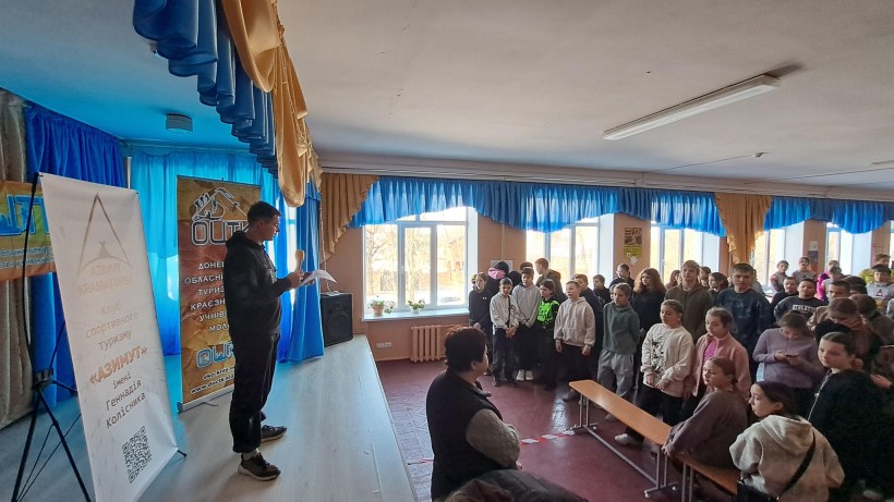 Організатор змагання розповідає правила участі. Дія у спортивному залі.