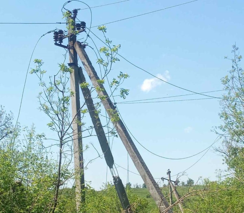 Пошкоджена ворогом електропора
