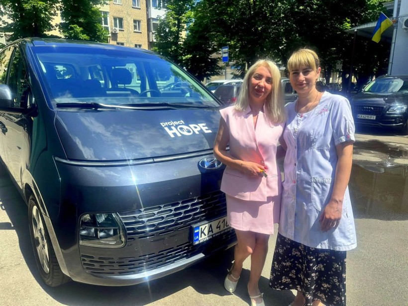 Медичні працівники Селидівської лікарні біля нового автомобіля