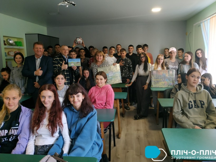 Спільне фото учнів та гостей з Бахмутської міської ради