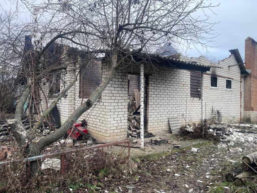 Зруйнований будинок після ворожого обстрілу