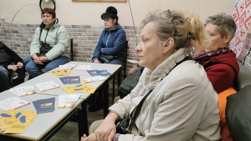 Відвідувачі Краматорської філії Товариства Червоного Хреста сидять за столом