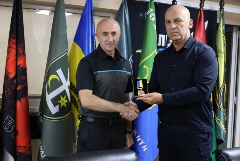 Вадим Філашкін вручає нагороду командиру 153-ї окремої механізованої бригади ЗСУ, полковнику Валерію Скреду