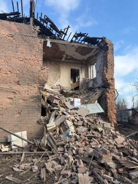 Зруйнований будинок після ворожого обстрілу