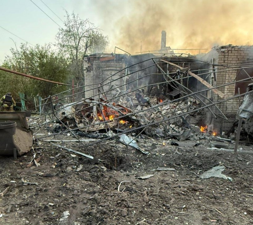 Зруйнована будівля після ворожого обстрілу