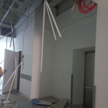 Зруйнований окупантами кабінет Обласної лікарні інтенсивного лікування