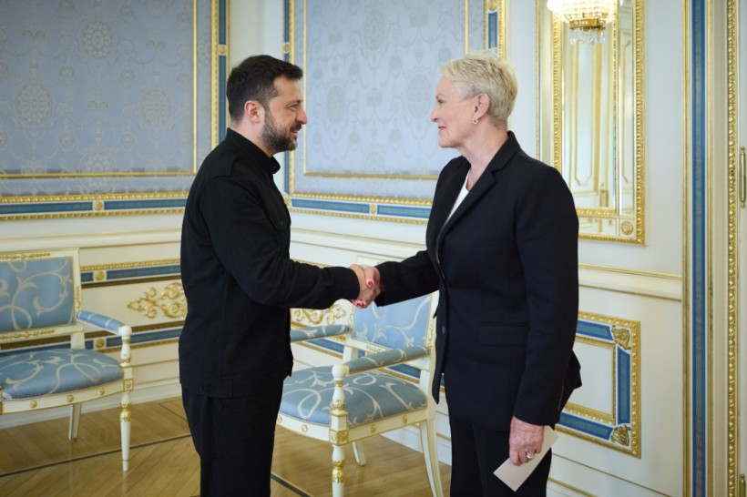 Президент України Володимир Зеленський тисне руку виконавчій директорці Всесвітньої продовольчої програми ООН Сінді Маккейн.