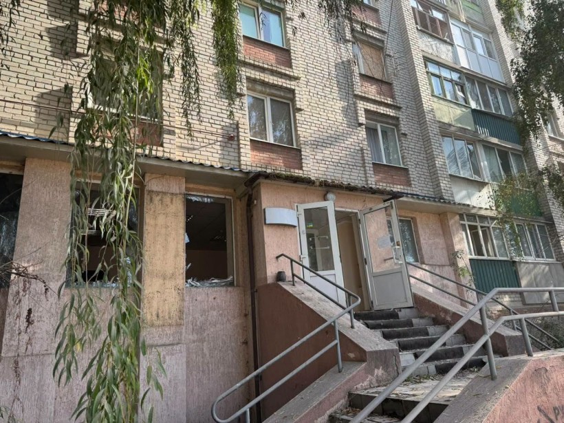 Вибиті вибухом вікна в багатоповерховій будівлі