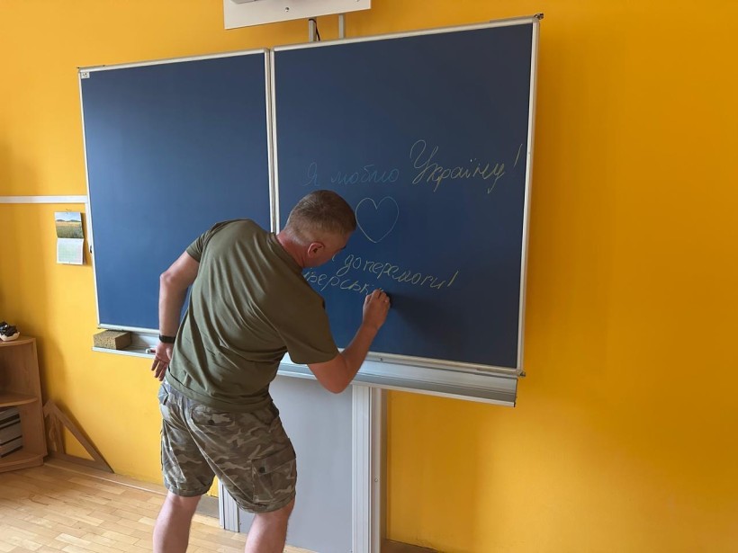 Очільник Сіверської ВА пише крейдою на дошці "Я люблю Україну".