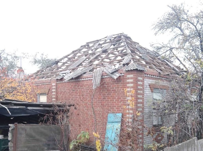 Зруйнований будинок після ворожого обстрілу