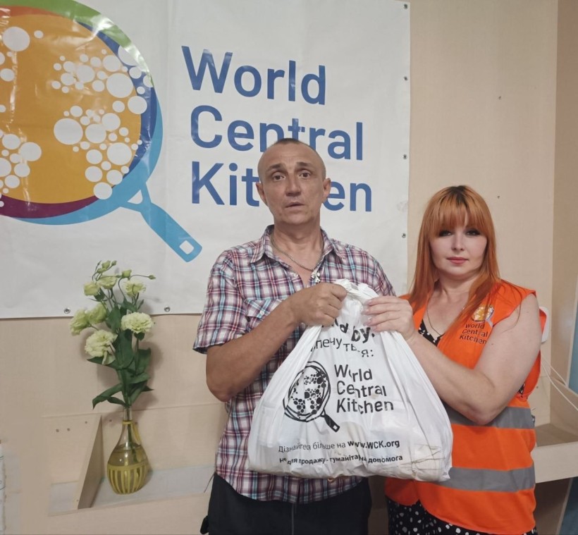 Представники некомерційної неурядової організації World Central Kitchen передають мешканцям Донеччини продуктові набори