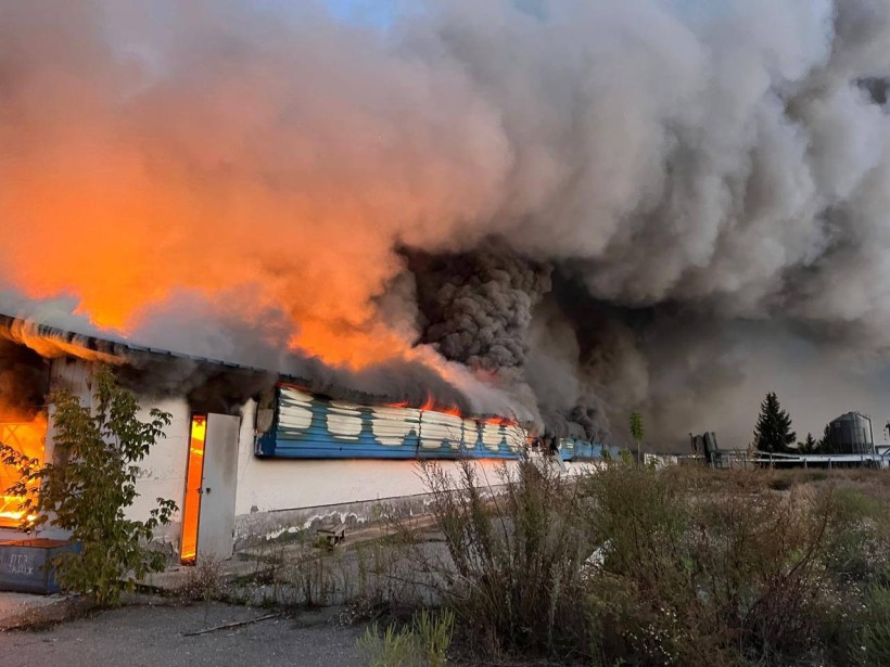 Пожежа в будівля після ворожого обстрілу