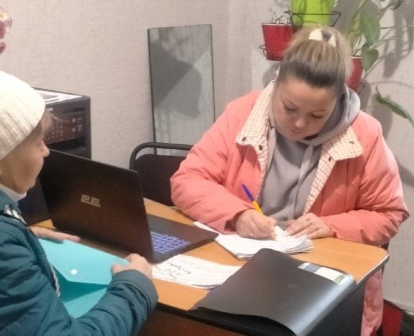 Фахівчиня Донецькоблгазу проводить виїзний прийом