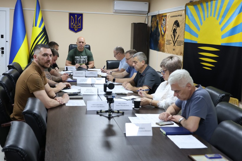 Члени Ради оборони Донецької області слухають доповідачів
