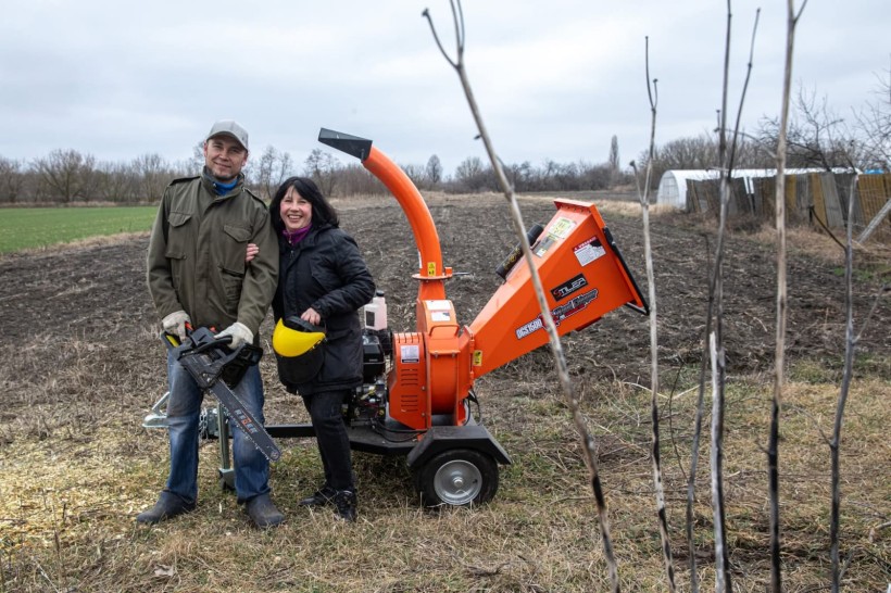 Ольга з чоловіком та обладнання для чистки хащів