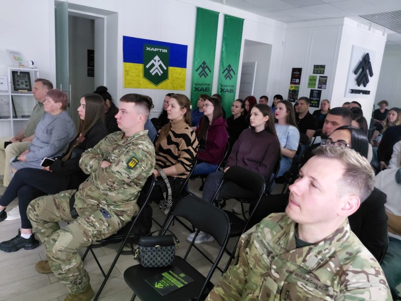 Учасники презентації проєкту «Нерозказані історії: Часів Яр: 2 роки оборони»