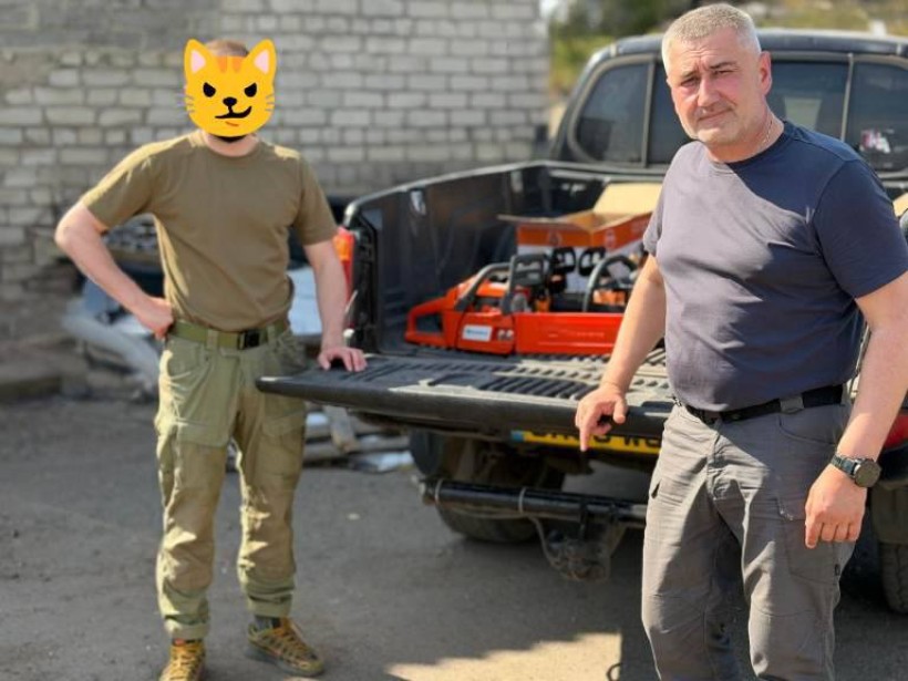 Начальник Сіверської МВА передає військовому обладнання від громади-партнера та благодійників