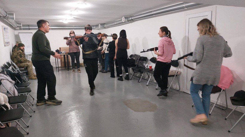 Робота зі зброєю (під наглядом інструктора) — кадр демонструє контрольоване виконання вправ з поводження зі зброєю в навчальному форматі; інструктор слідкує за безпекою, підкреслюється дотримання правил та відсутність публічного детального інструктажу щодо розбирання чи складання.