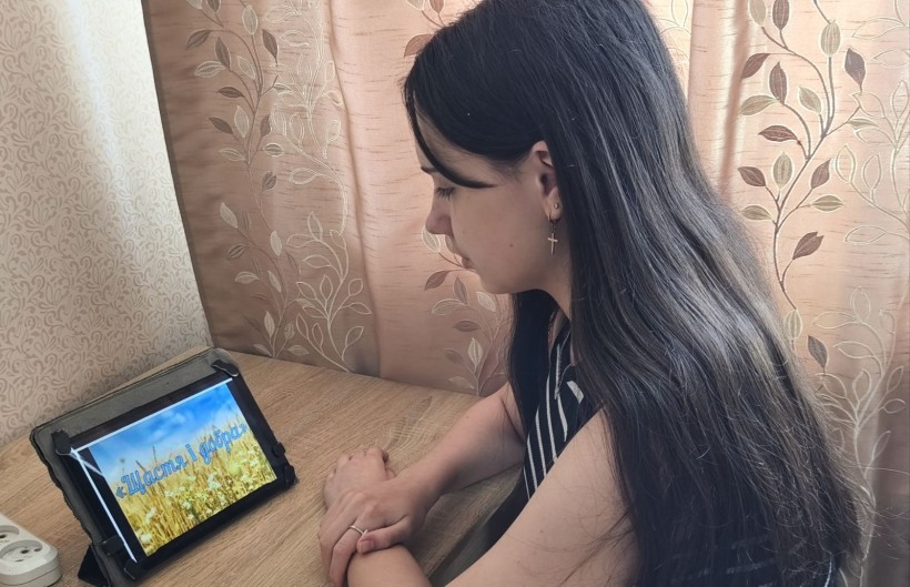 Учасниця онлайнової зустрічі між школярами Костянтинівської та Олександрійської громад