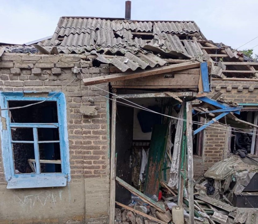 Зруйнований будинок після ворожого обстрілу