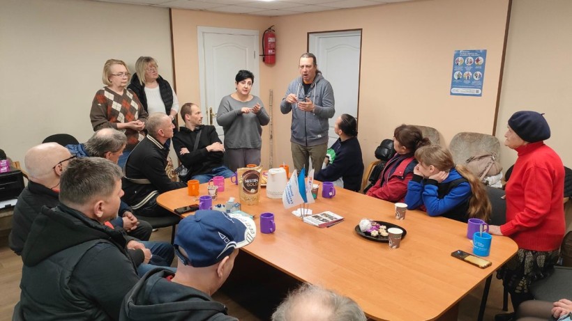 Наталя Адамова та фахівці Служби зайнятості спілкуються з людьми, які мають вади слуху