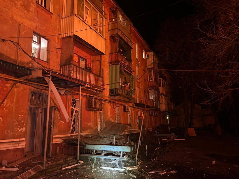 Пожежа на території житлових будинків після ворожого обстрілу