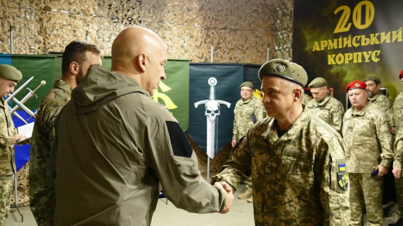 Вадим Філашкін нагороджує військовослужбовця 20 корпусу