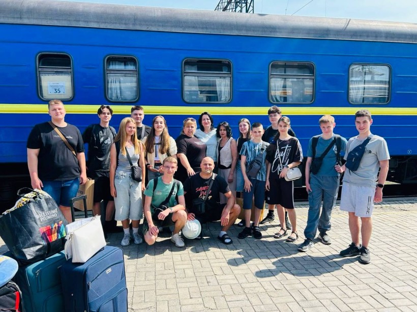 14 обдарованих учнів із закладів освіти Покровської громадина залізничнім вокзалі в очікуванні відправлення потяга до Шептицького