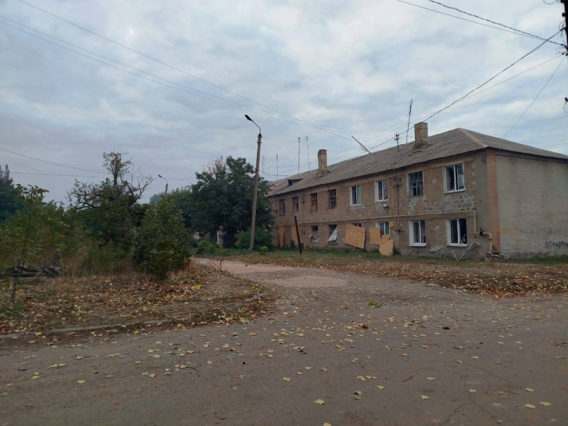 Пошкоджений після ворожого обстрілу двоповерховий будинок