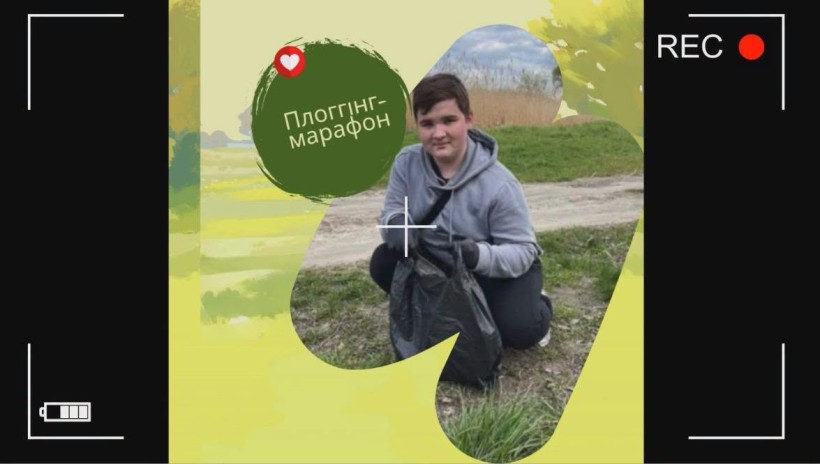 Учасник марафону прибирає сміття